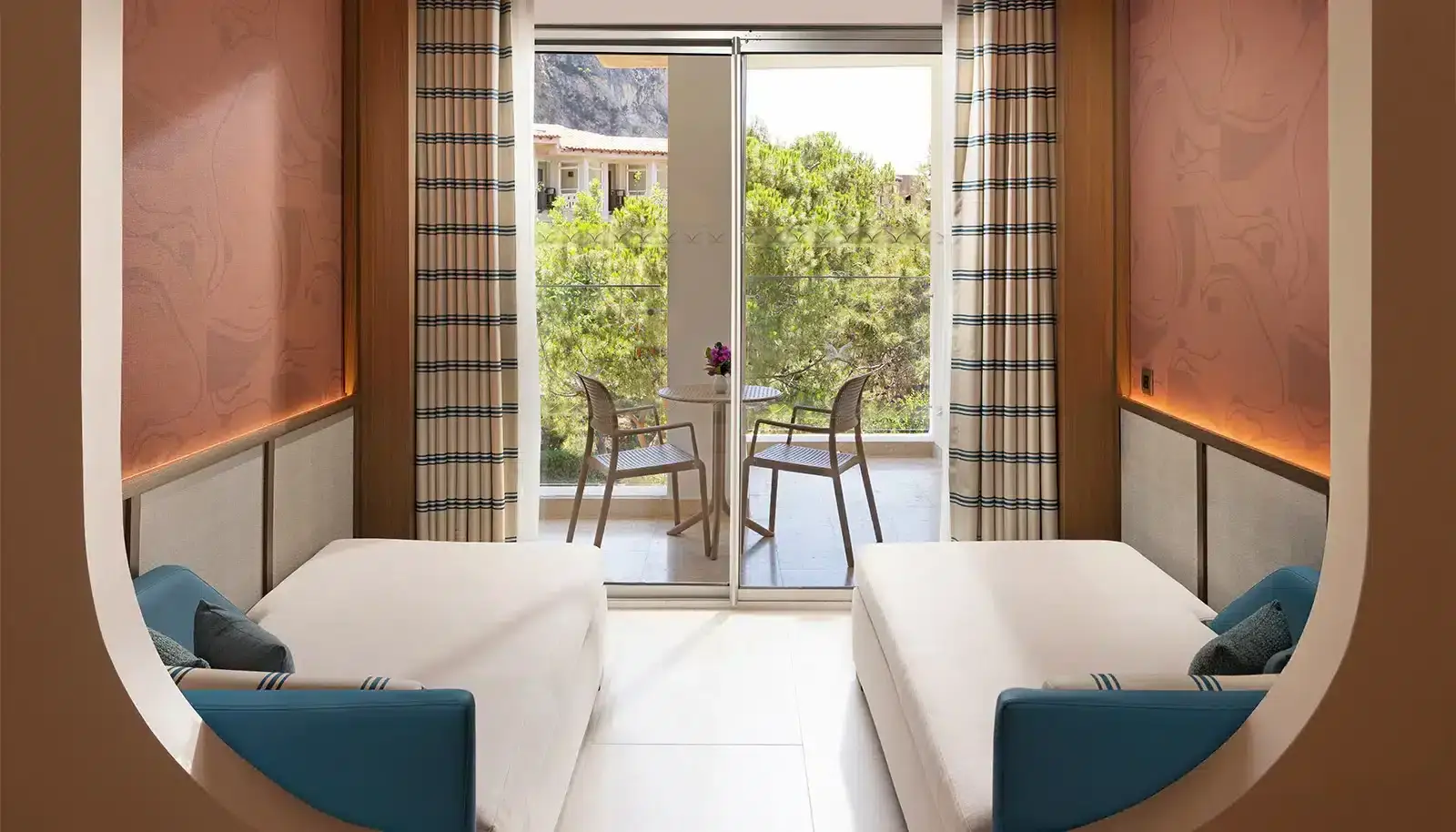 Deluxe Bahçe Manzaralı Geniş Oda